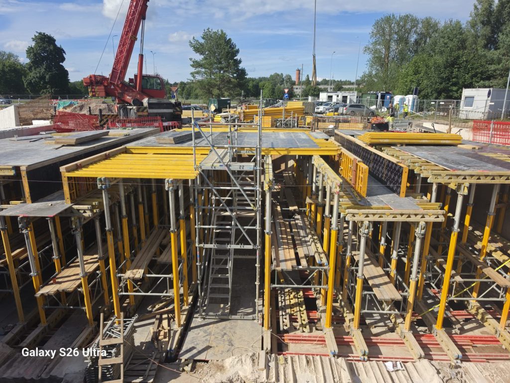 Veidņu konstrukcija ar darba platformām