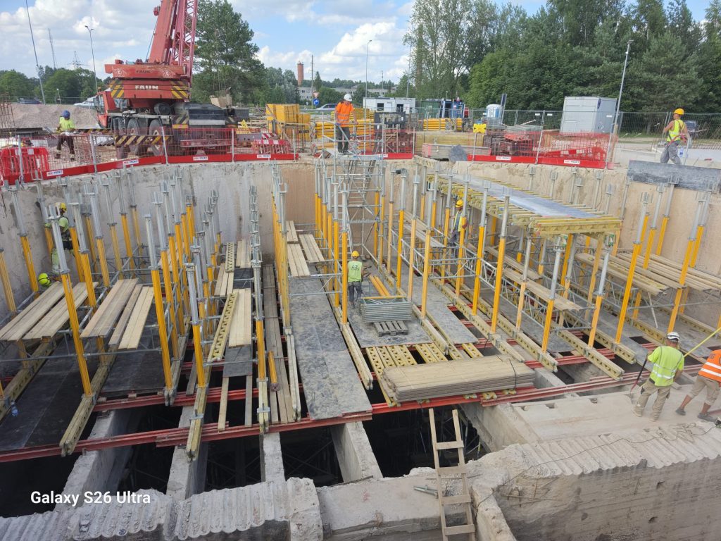 Veidņu montāža lielā būvobjektā